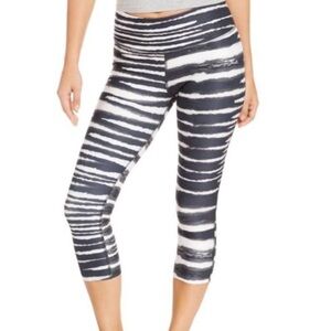 Medium Nike women’s legend 2.0 tiger legging capri